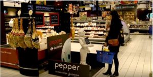 Le robot Pepper dans un magasin de grande consommation conseille une cliente.